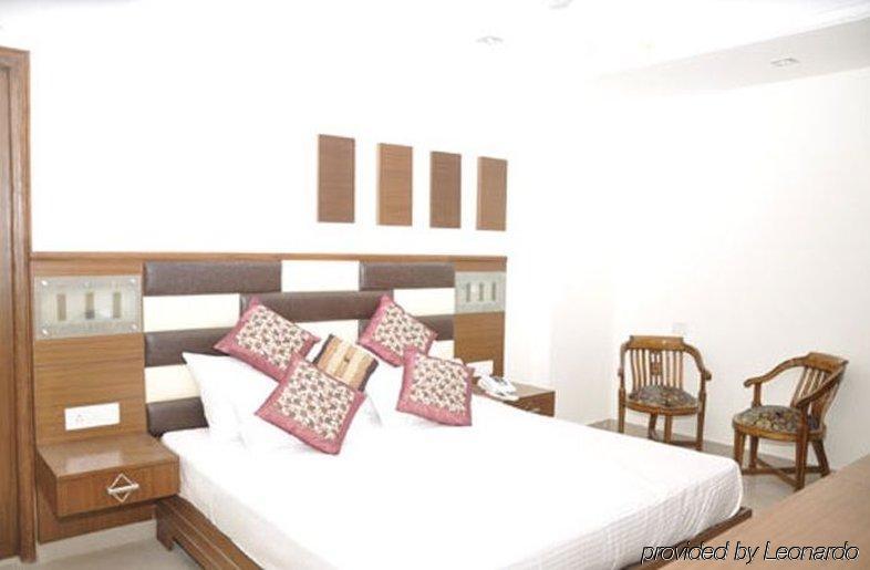 Hotel Sarthak Palace Near Karol Bagh Metro Station New Delhi Exterior foto