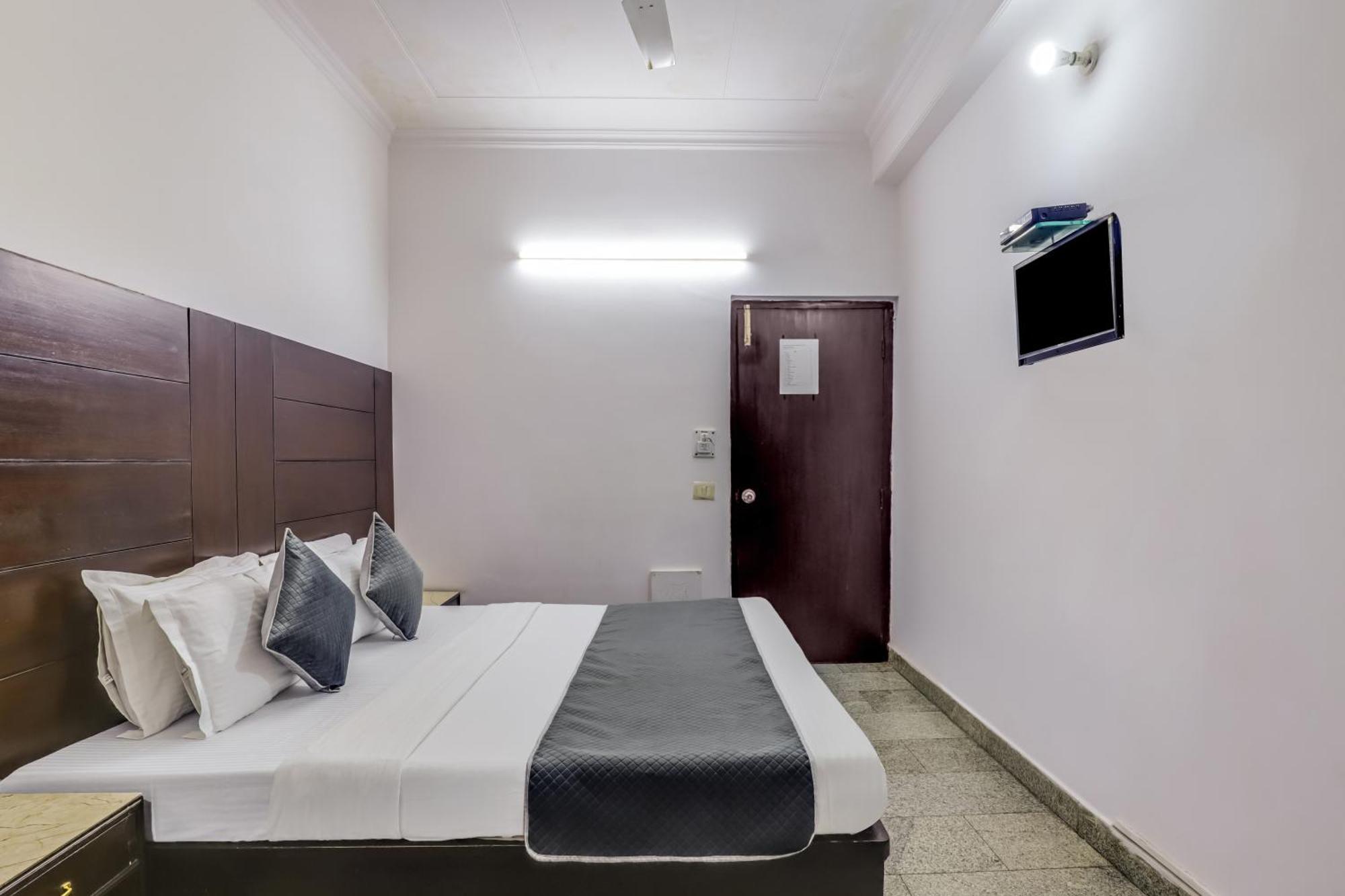 Hotel Sarthak Palace Near Karol Bagh Metro Station New Delhi Exterior foto