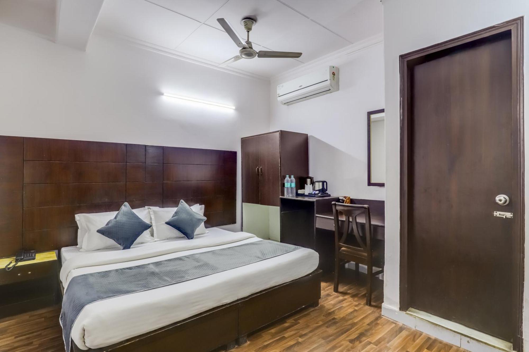 Hotel Sarthak Palace Near Karol Bagh Metro Station New Delhi Exterior foto