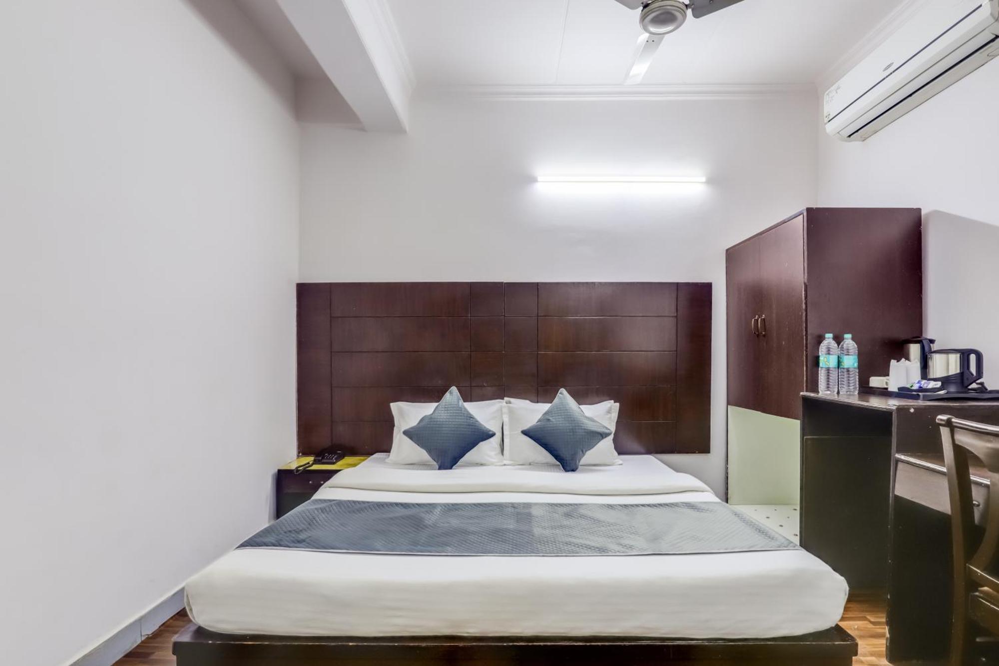 Hotel Sarthak Palace Near Karol Bagh Metro Station New Delhi Exterior foto