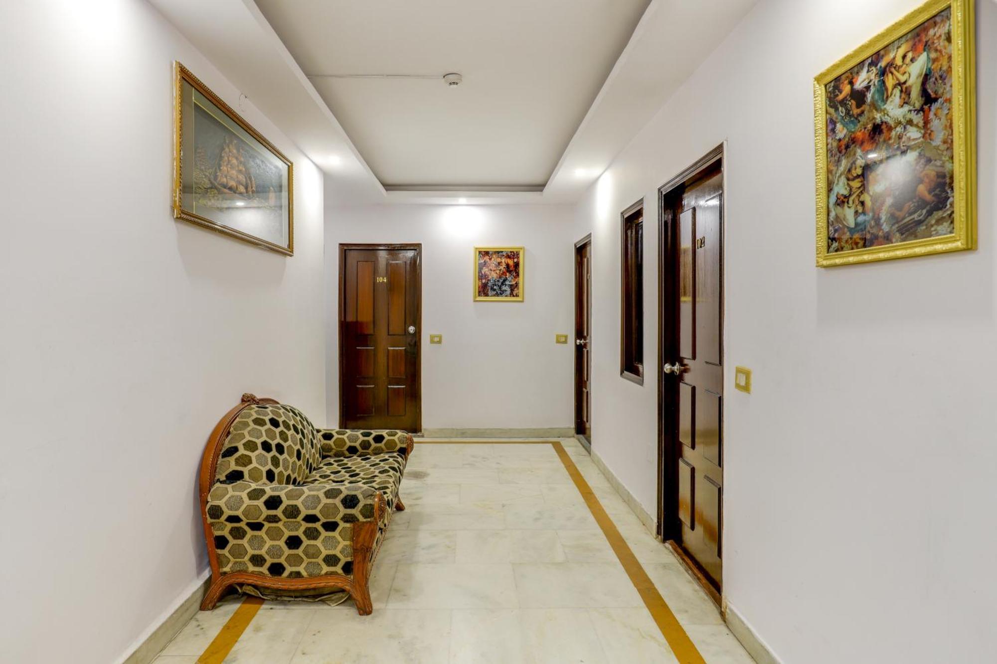 Hotel Sarthak Palace Near Karol Bagh Metro Station New Delhi Exterior foto