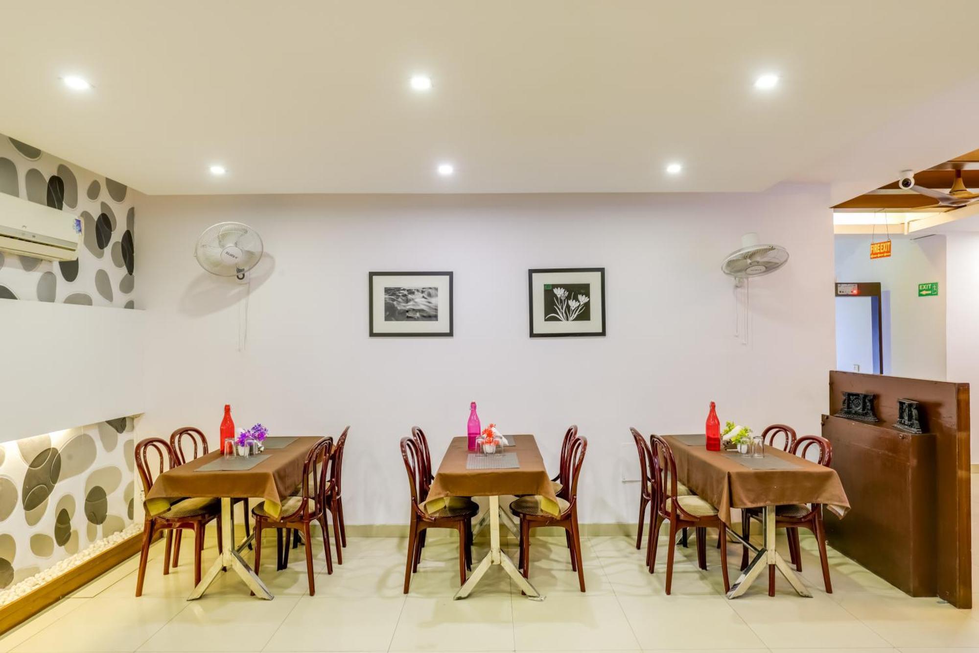 Hotel Sarthak Palace Near Karol Bagh Metro Station New Delhi Exterior foto