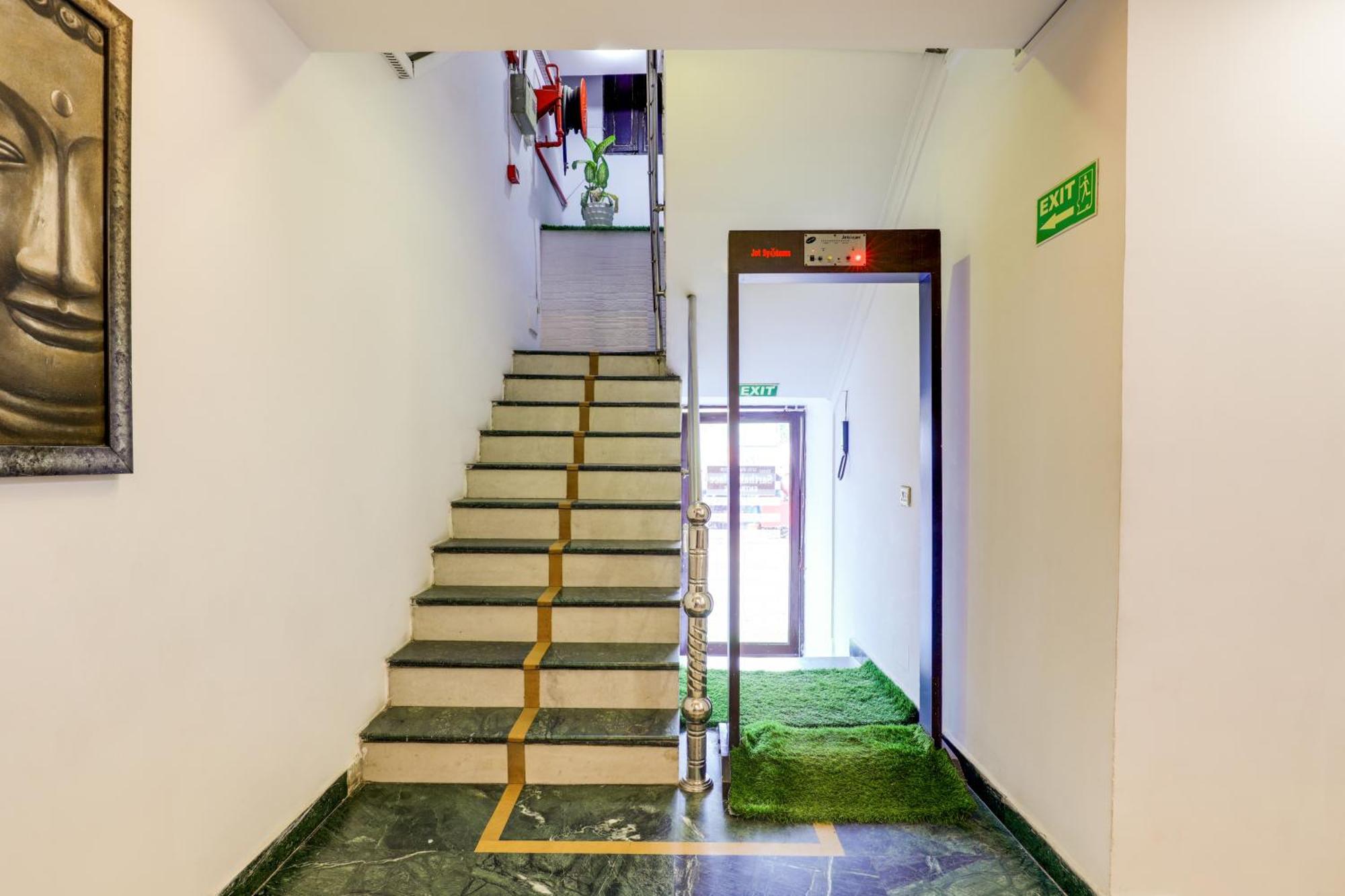 Hotel Sarthak Palace Near Karol Bagh Metro Station New Delhi Exterior foto