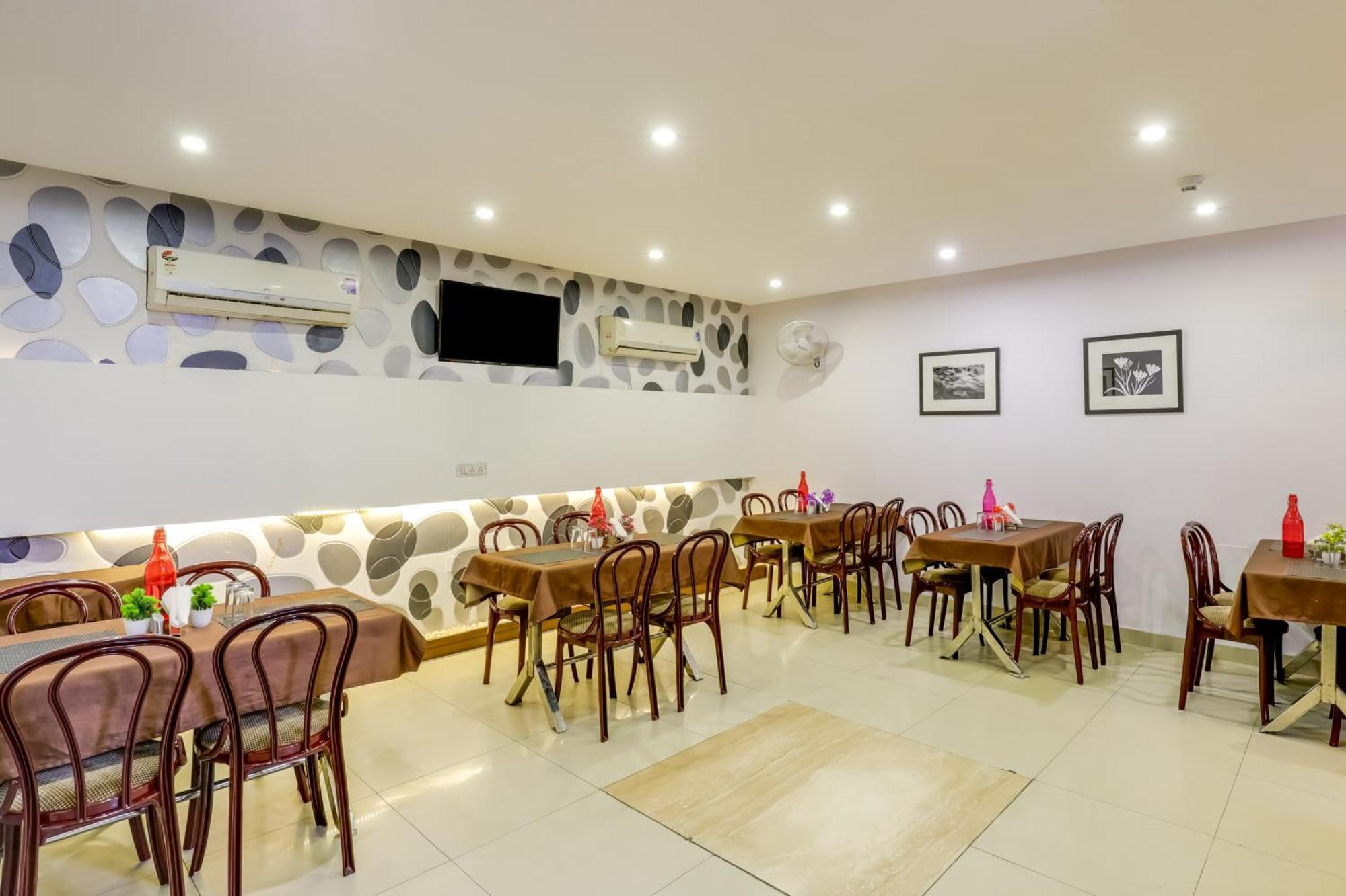 Hotel Sarthak Palace Near Karol Bagh Metro Station New Delhi Exterior foto