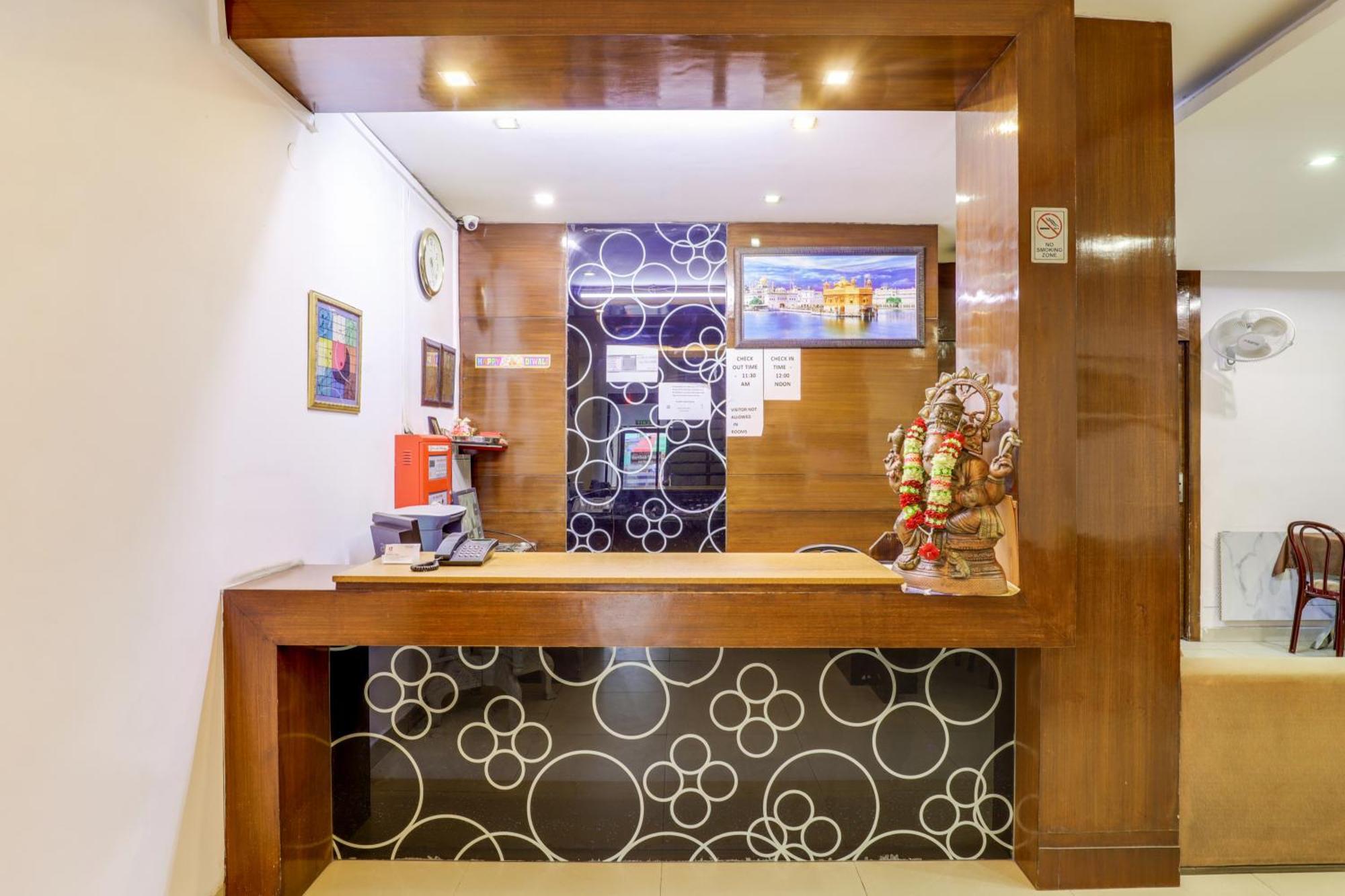 Hotel Sarthak Palace Near Karol Bagh Metro Station New Delhi Exterior foto