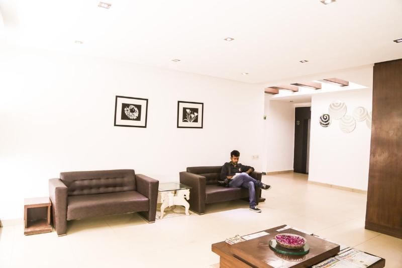 Hotel Sarthak Palace Near Karol Bagh Metro Station New Delhi Exterior foto
