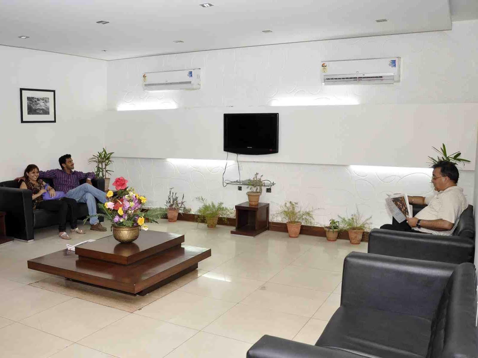 Hotel Sarthak Palace Near Karol Bagh Metro Station New Delhi Exterior foto