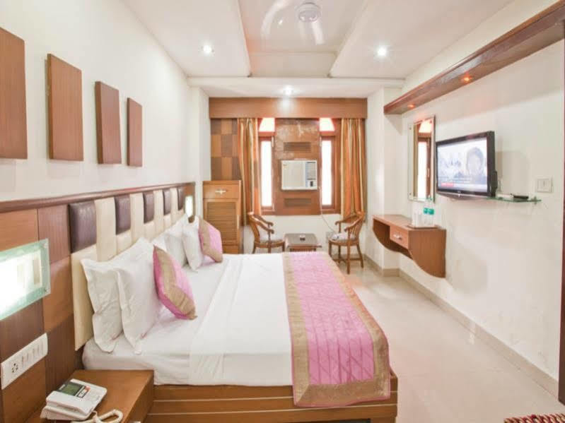 Hotel Sarthak Palace Near Karol Bagh Metro Station New Delhi Exterior foto