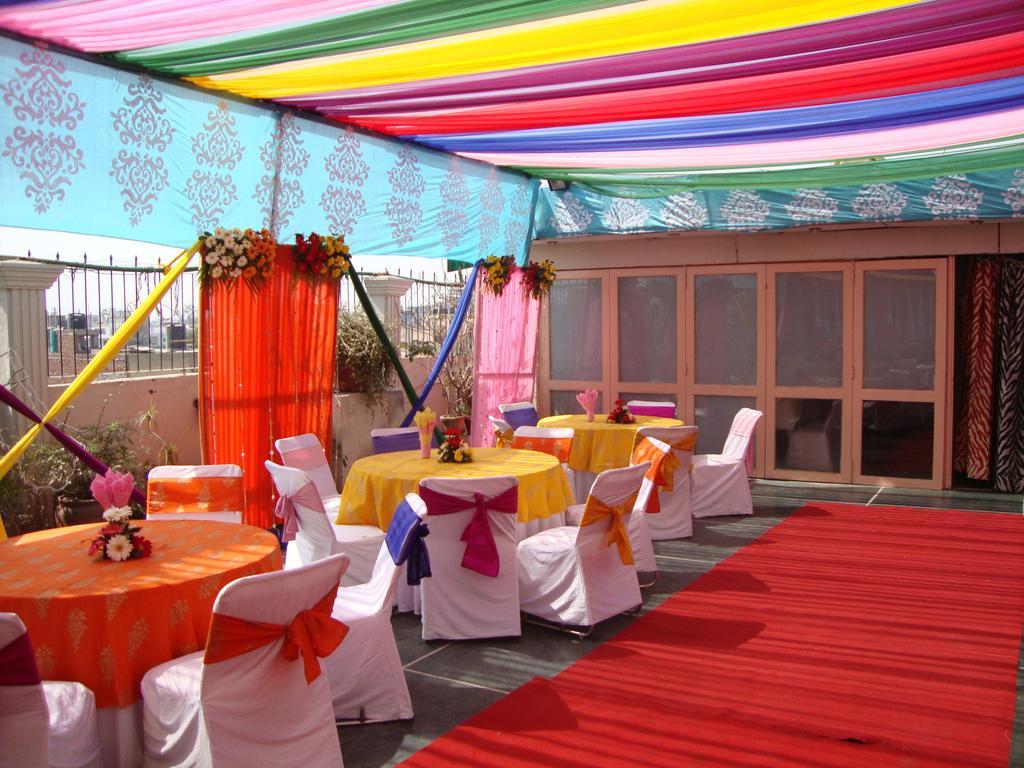 Hotel Sarthak Palace Near Karol Bagh Metro Station New Delhi Exterior foto