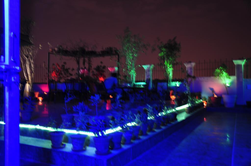 Hotel Sarthak Palace Near Karol Bagh Metro Station New Delhi Exterior foto