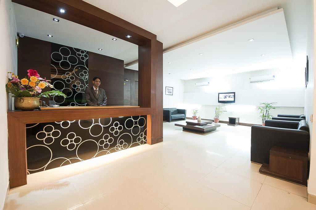 Hotel Sarthak Palace Near Karol Bagh Metro Station New Delhi Exterior foto