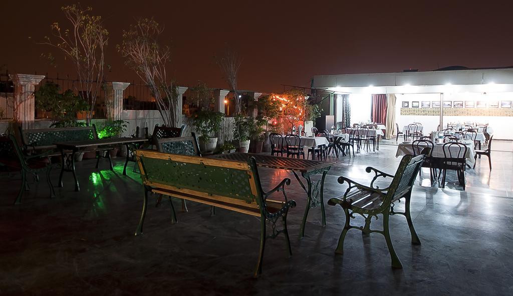 Hotel Sarthak Palace Near Karol Bagh Metro Station New Delhi Exterior foto